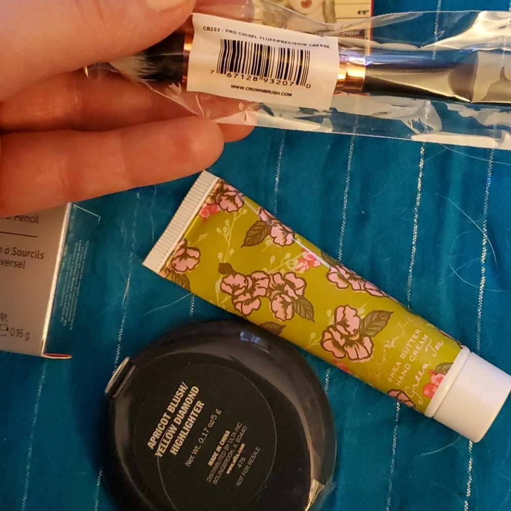 Beauty Bundle: Urban Decay, IBY, It, Ciate - Picture 3 of 5